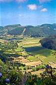 Azzorre, Isola di San Miguel - Escursione a Sete Cidades.  Lungo il sentiero che percorre la cresta della Caldeira das Sete Cidades. Vista verso l'interno della caldera. 